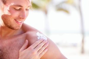 Cosa fare prima di esporre la pelle al sole, uomo, crema, abbronzatura