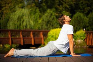 yoga posizione cobra, yoga per la sciatalgia, infiammazione del nervo sciatico