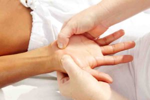 riflessologia palmare. mano, riequilibrare i chakra, chakra