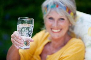 acqua frizzante, acqua gassata, acqua gasata, acqua effervescente naturale