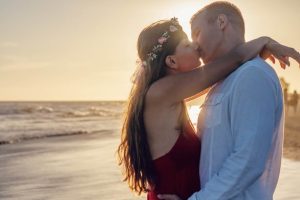 bacio, uomo e donna che si baciano, gli effetti dei baci sul benessere