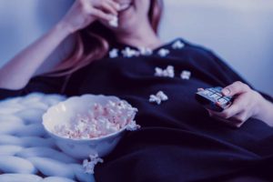 vincere la pigrizia, donna pigra, guardare la tv