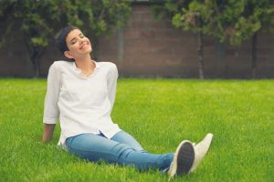 la noia fa bene, ozio, ragazza sorridente